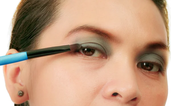 Isolierte Frau mittleren Alters mit einem Make-up-Pinsel — Stockfoto