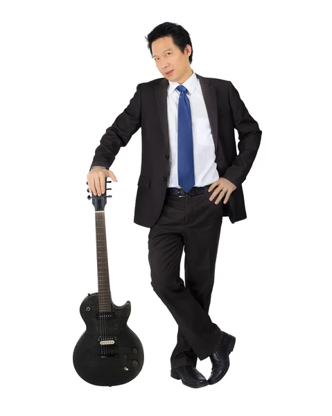 Aislado una gente de negocios asiática con una guitarra eléctrica negra — Foto de Stock