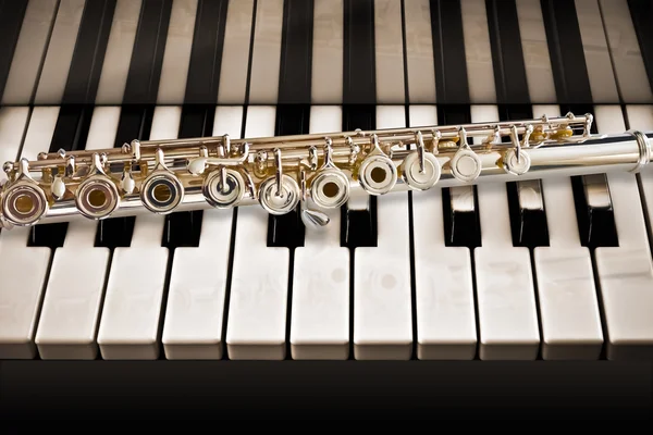 A concert flute with a piano — Stock Photo, Image