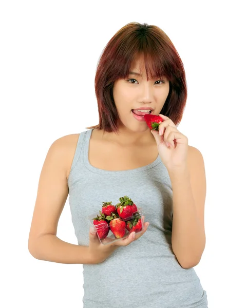 Mujer asiática joven aislada con una caja de fresas —  Fotos de Stock