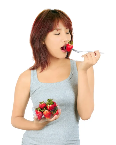 Isolé jeune femme asiatique avec une boîte de fraises — Photo