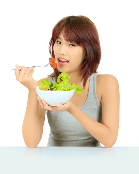 Mujer asain joven aislado con un tazón de ensalada de verduras —  Fotos de Stock