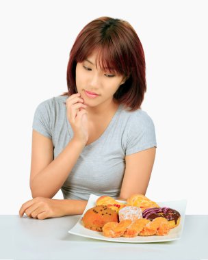 Masanın üzerinde bir donut ile izole genç Asyalı kadın