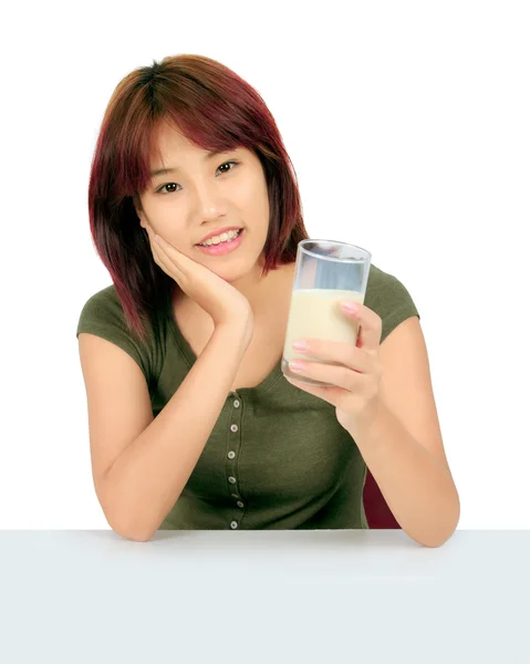 ミルクのガラスとの分離の若いアジアの女性 — ストック写真