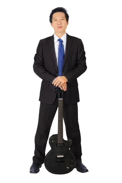 Hombre asiático aislado con una guitarra eléctrica negra — Foto de Stock