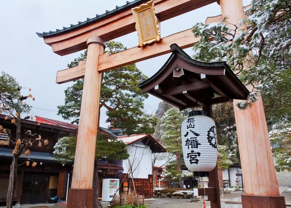 Torii poort bij sakurayama hachimangu heiligdom in hida - takayama, japan — Stockfoto