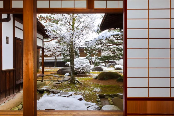 Номер с видом на сад в японском доме — стоковое фото