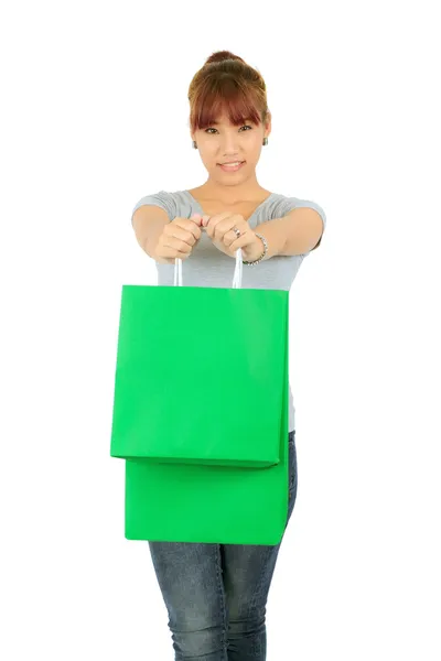 Isolato giovani asiatico donna con verde shopping borse — Foto Stock