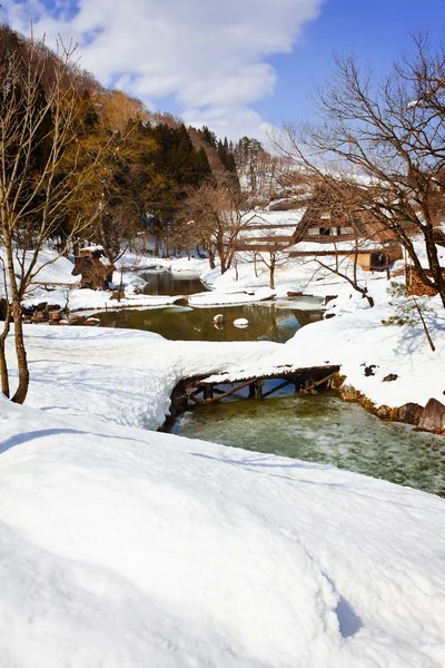 白川村荻町で雪に囲まれた小さな運河 — ストック写真