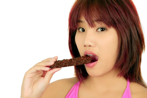 Isolado jovem ásia mulher com chocolate bar — Fotografia de Stock