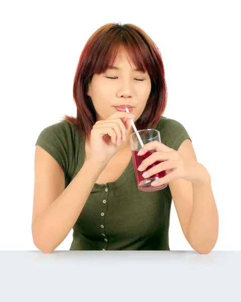 Isolierte junge asiatische Frau mit einem Glas Traubensaft — Stockfoto
