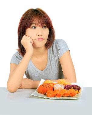 Masanın üzerinde bir donut ile izole genç Asyalı kadın