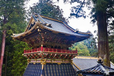 showrow klokkentoren bij toshogu heiligdom in nikko, japan