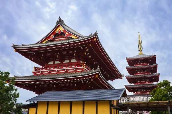 La parte de atrás de Hozomon y cinco pisos pagoda en Sensoji Temple en Tokio — Foto de Stock