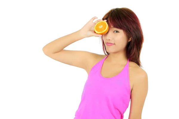 Geïsoleerde jonge Aziatische vrouw met stukken van Oranje — Stockfoto