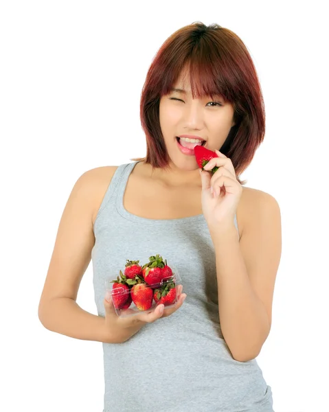 Isolierte junge asiatische Woamsn mit einer Schachtel Erdbeeren — Stockfoto