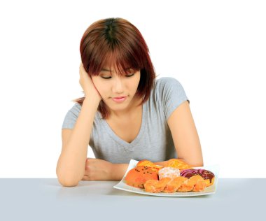 Masanın üzerinde bir donut ile izole genç Asyalı kadın