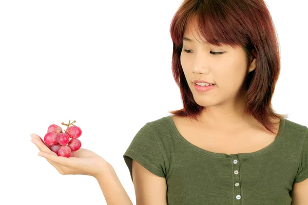 Isolé jeune asiatique femme avec des raisins — Photo