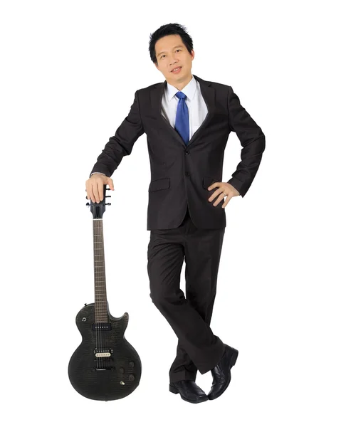 Hombre de negocios asiático aislado con una guitarra eléctrica negra — Foto de Stock