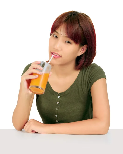 Młoda kobieta Azji z kieliszek soku pomarańczowego — Zdjęcie stockowe