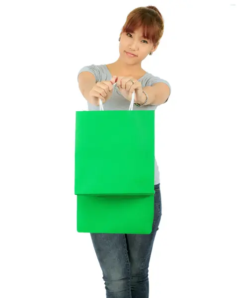 Mujer asiática joven aislada con bolsas de compras verdes — Foto de Stock
