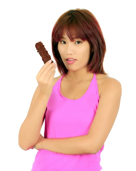 Isolado jovem ásia mulher com chocolate bar — Fotografia de Stock