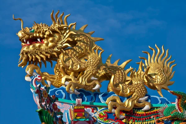 Dragão chinês no telhado de um templo chinês — Fotografia de Stock