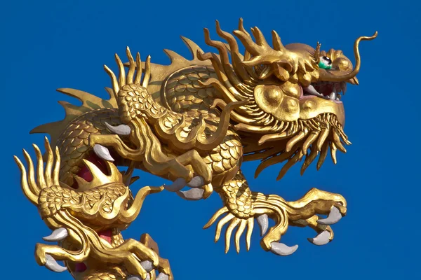 Kínai sárkány, a tetőn egy kínai templom — Stock Fotó