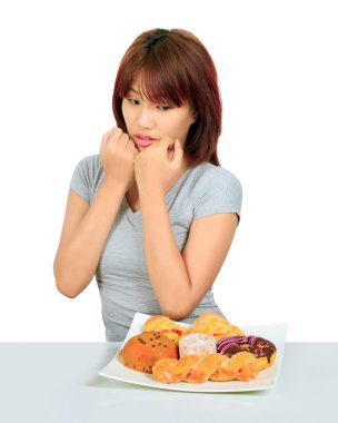 Masanın üzerinde bir donut ile izole genç Asyalı kadın