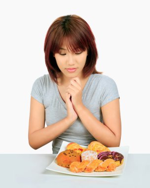 Masanın üzerinde bir donut ile izole genç Asyalı kadın