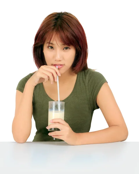 Isolado jovem asiático mulher com um copo de leite — Fotografia de Stock