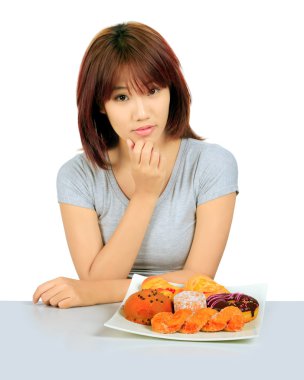 Masanın üzerinde bir donut ile izole genç Asyalı kadın