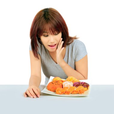 Masanın üzerinde bir donut ile izole genç Asyalı kadın