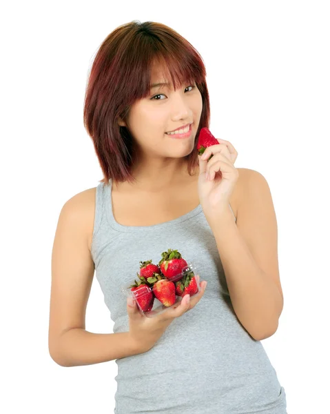 Isolé jeune femme asiatique avec une boîte de fraise — Photo