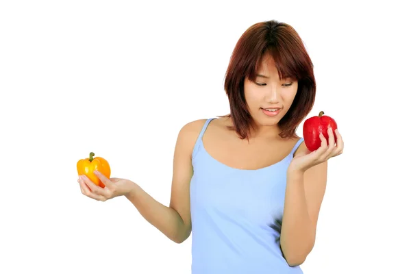 Isolé jeune asiatique femme avec paprika sur blanc — Photo