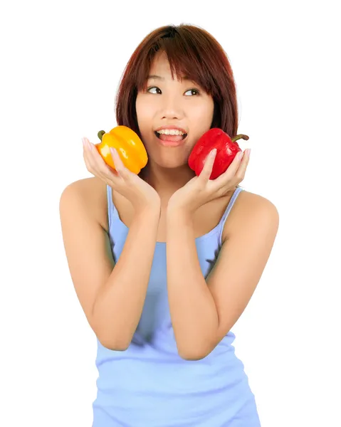 Geïsoleerde jonge Aziatische vrouw met paprika op wit — Stockfoto
