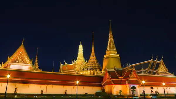 Wat Phra Kaew 's Pagodas Desde el Gran Palacio —  Fotos de Stock