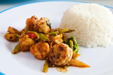 tavada kızartılmış karides köri pirinç