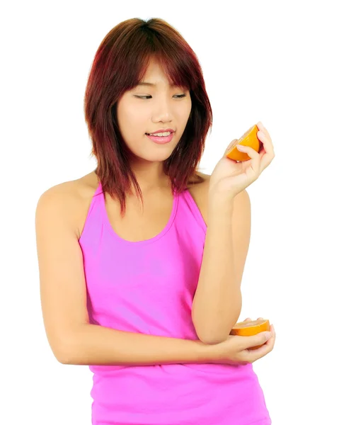 Izolované mladá asijská žena s kousky pomeranče — Stock fotografie