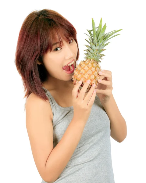 Isolato giovane donna asiatica con ananas — Foto Stock