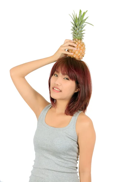 Izolované mladá asijská žena s ananasem — Stock fotografie