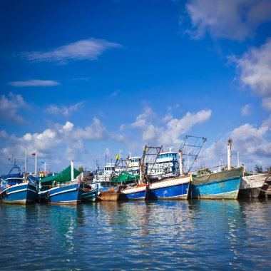 phuket Adası'nda balıkçı tekneleri