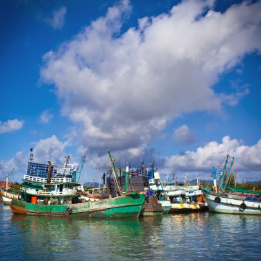phuket Adası'nda balıkçı tekneleri
