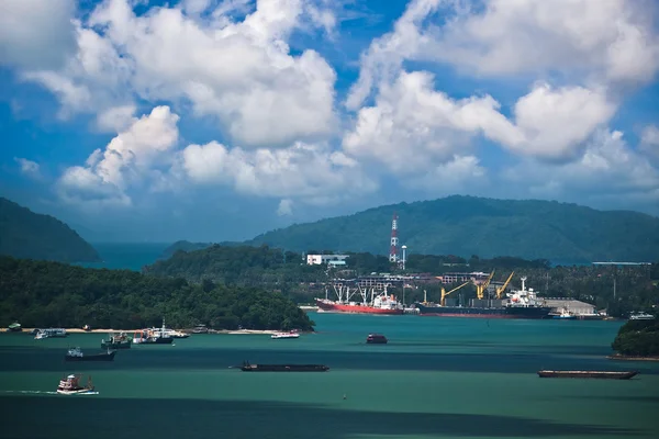 Frakt fartyg i phuket island — Stockfoto
