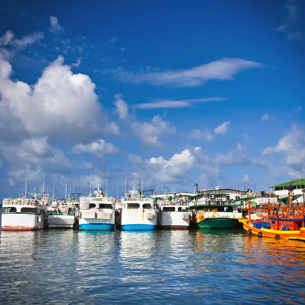 Rybářské lodě na ostrov phuket — Stock fotografie