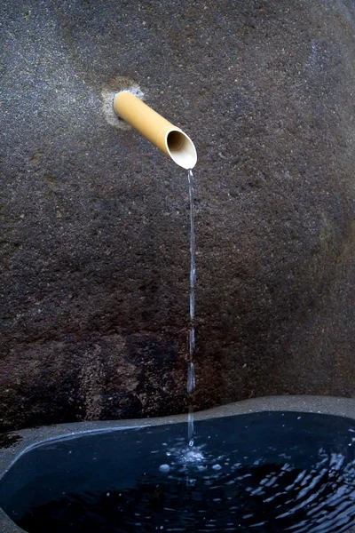 Agua de una tubería de bambú —  Fotos de Stock