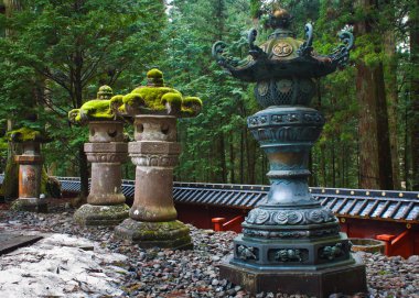 nikko, toshogu tapınak fenerler taştan, Japonya