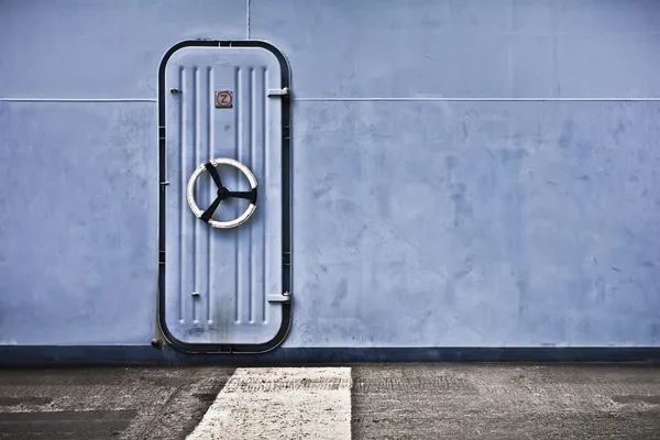 Uma porta de segurança em uma transportadora de aeronaves — Fotografia de Stock