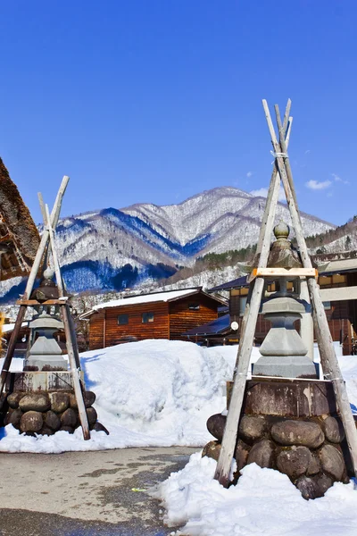 Kamenné lucerny atogimachi vesnice v shirakawago — Stock fotografie