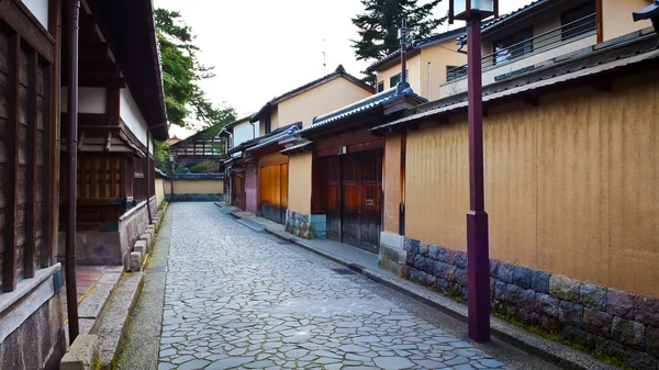 Carretera en una aldea japonesa en el distrito de Nagamachi Samurai en Kanazawa —  Fotos de Stock